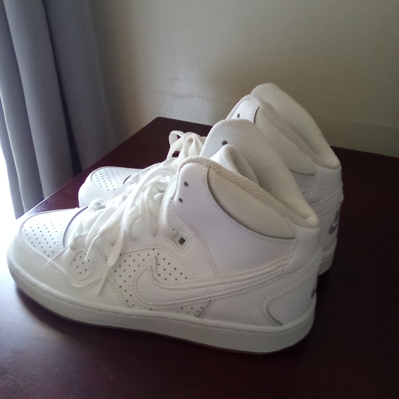 Nike Son Of Force GS White Boys' Mid-Top Sneakers - Picture 4 of 7